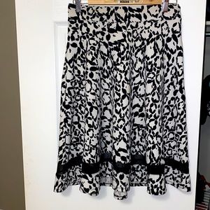 GORGEOUS Flowy White w/black patterns Skirt